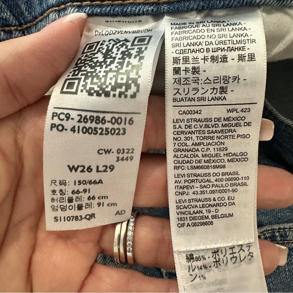 Levi’s High Waisted Mom Jeans Sz 26 Light Wash Distressed Denim - Picture 10 of 14